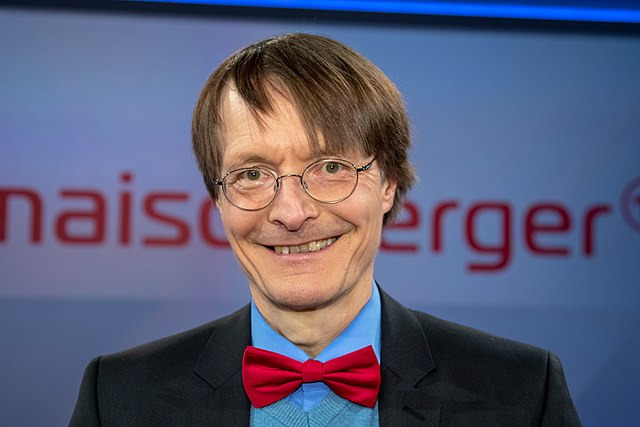 Porträt mit Fliege vor Maischberger-Logo