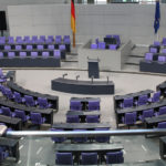 Blick von der Balustrade in den leeren Bundestag