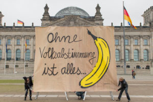 Read more about the article De­mo­kra­tie­för­de­rung? Al­les Ba­na­ne.