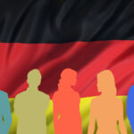 Stilisierte verschiedenfarbige Silhouetten von fünf Personen. Im Hintergrund eine Deutschlandfahne